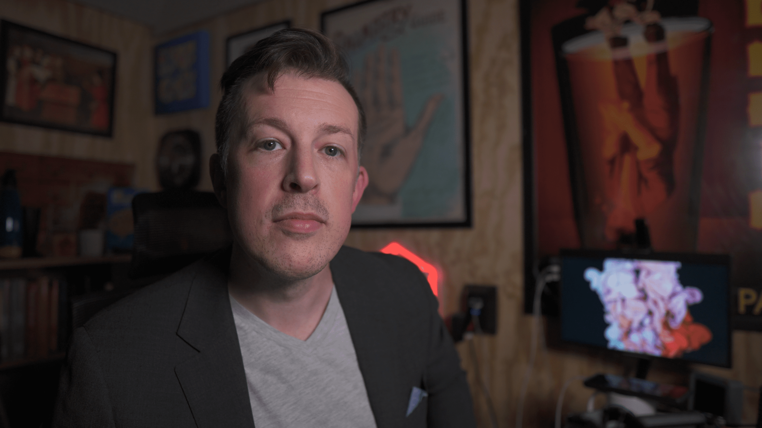 Professionally persuasive mentalist, Jonathan Pritchard, influencing a room full of people to follow his lead in a theater show in Chicago.